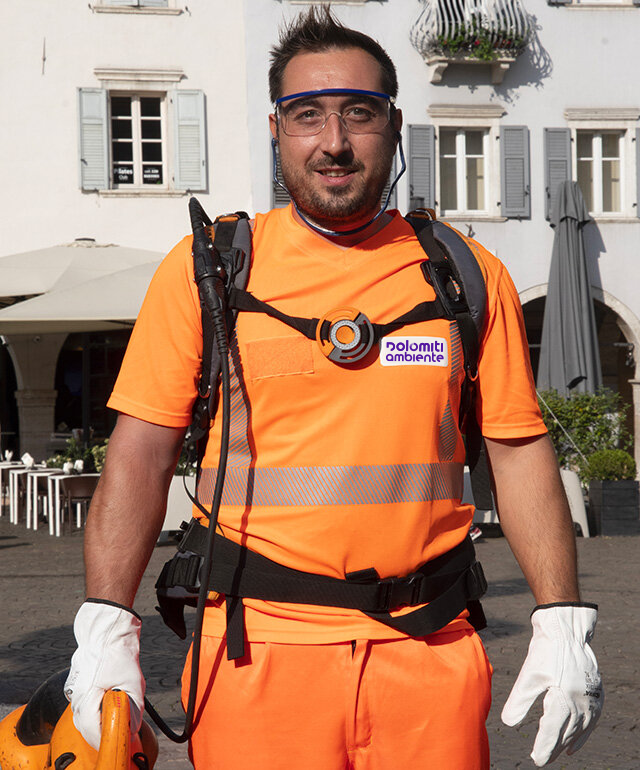 foto di un operatore in strada foto di un operatore in strada